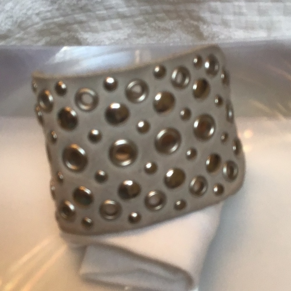 FELTED GRAY SNAP CUFF BRACELET WITH SILVER TONE RIVITS & STUD DETAILS, SZ XS-S